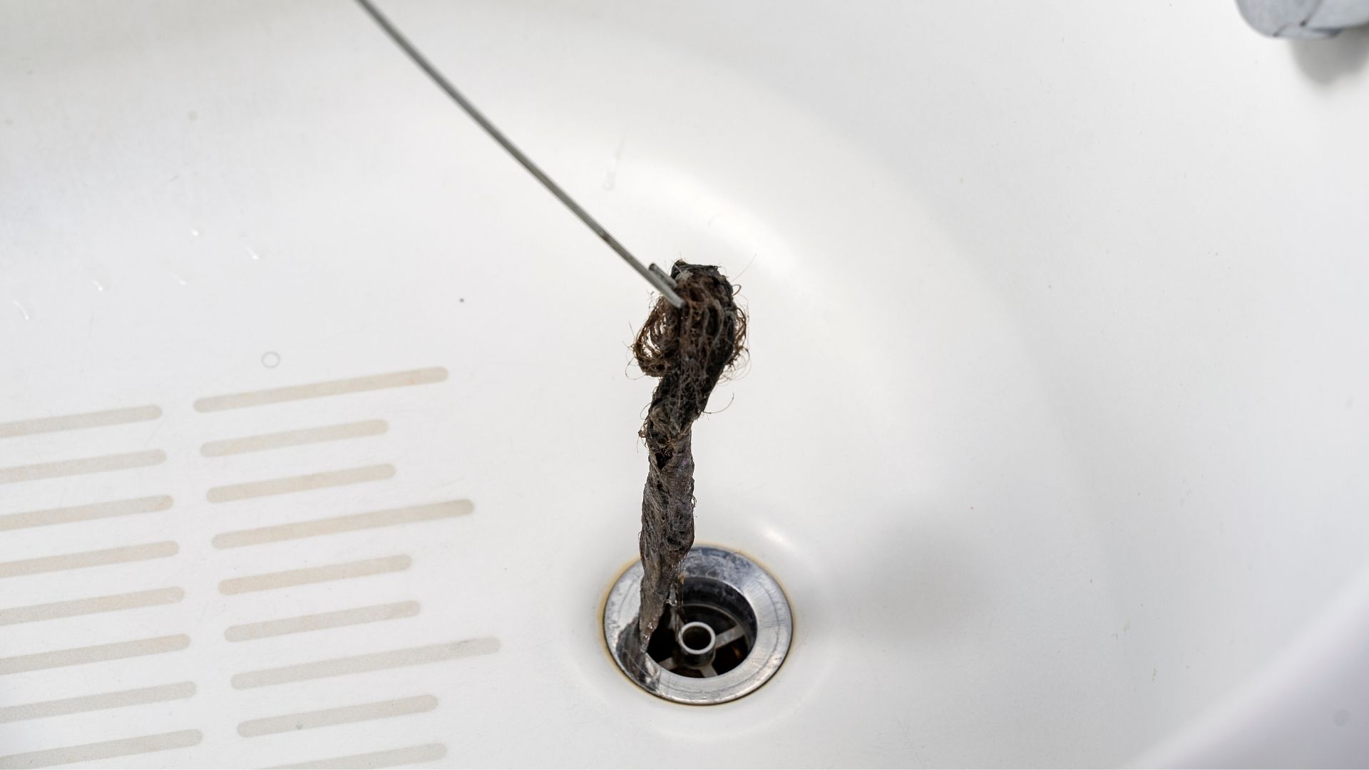 Was kann ich tun, wenn meine Badewanne verstopft ist?
